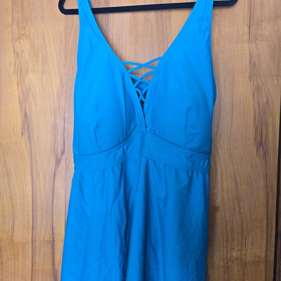 Torrid 6(6X) Wireless XO Triangle Padded Tankini Swim TOP ONLY - Picture 2 of 9